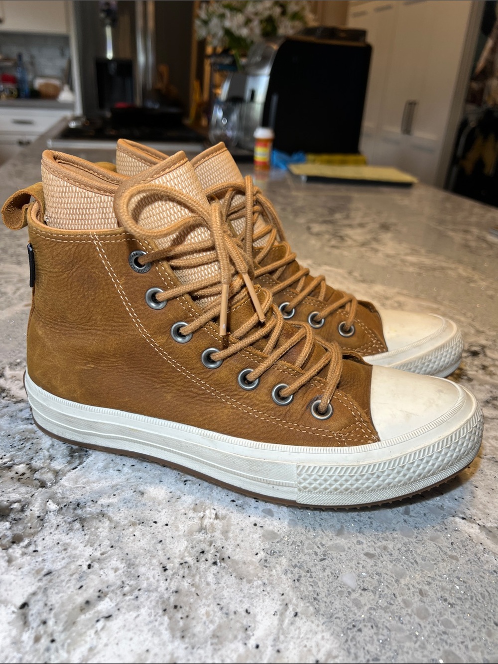Converse Unisex High-Top Sneakers in Brown and Cream Size W6.5/M4.5